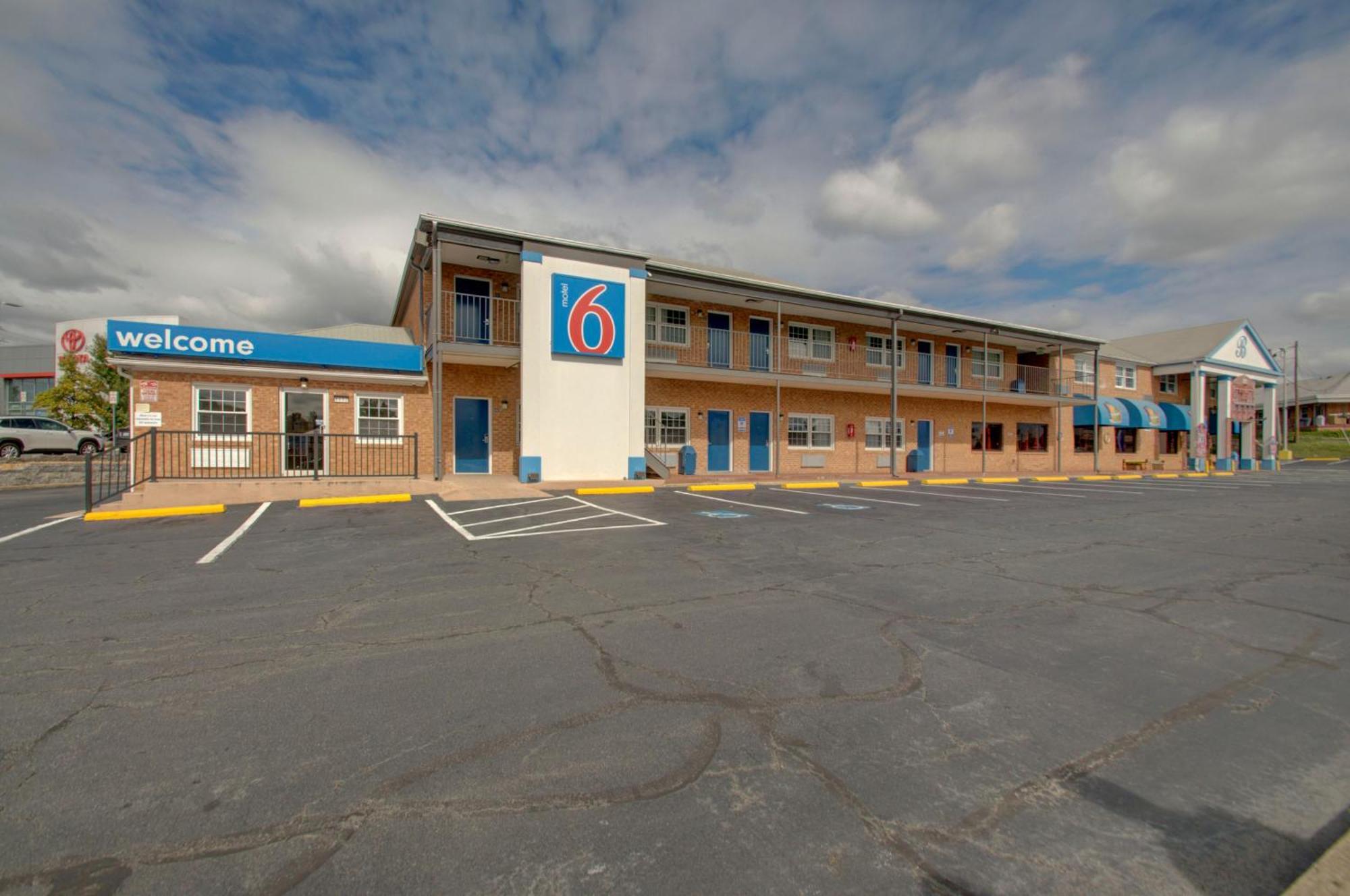 Motel 6-Falls Church, Va - Arlington Boulevard Bagian luar foto
